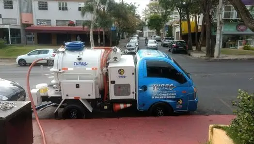 Caminhão auto-vácuo da Desentupidora Turbo em atendimento